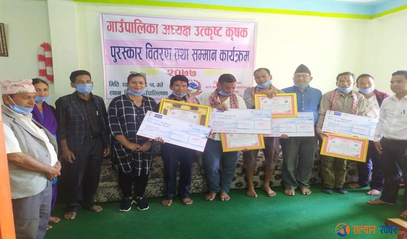 त्रिवेणी गाउँपालिकामा उत्कृष्ट कृषक पुरस्कृत
