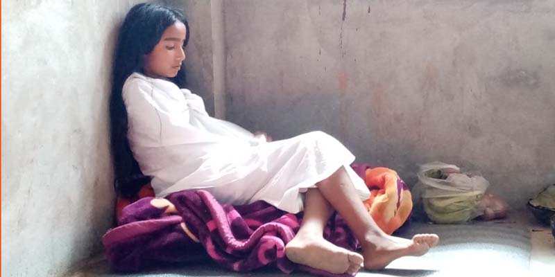 परम्परा तोड्दै बाबुको किरिया बसिन १२ वर्षीया किशोरी 
