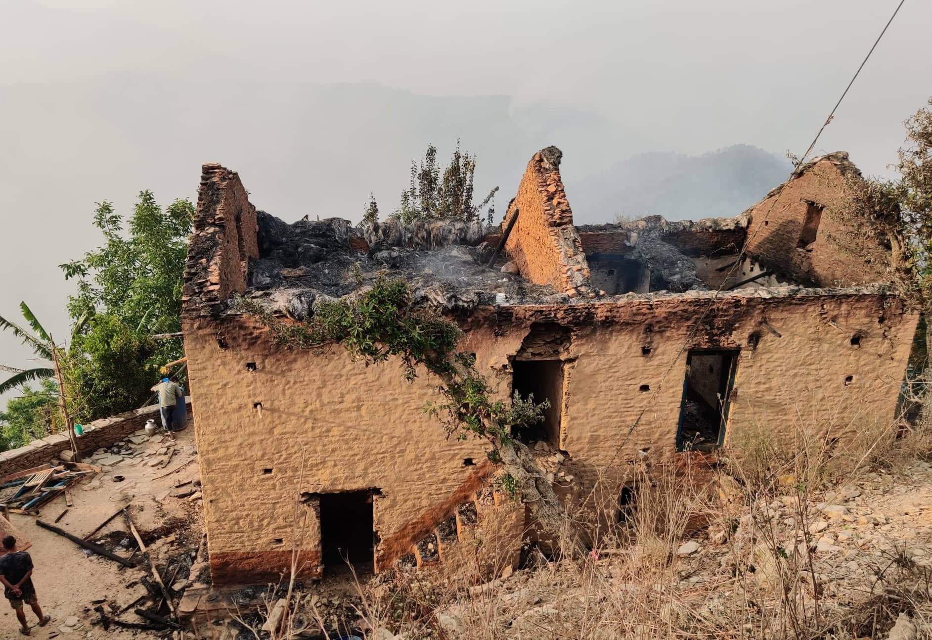 जगंलमा लागेको आगो गाउँमा पस्दा सल्यानमा एक वडाध्यक्षको घर जलेर नस्ट 