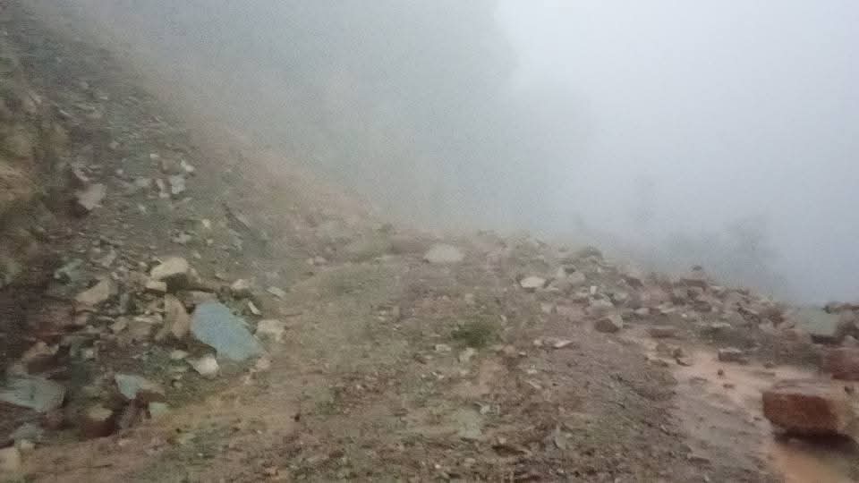 चोरखोलामा पहिरो झर्दा राप्ती राजमार्ग पूर्णरुपमा बन्द 