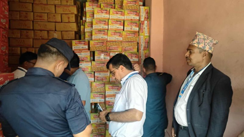 बनगाडका विभिन्न बजार अनुमगन, म्याद गुज्रिएका खाद्य तथा पेय पदार्थ नष्ट 