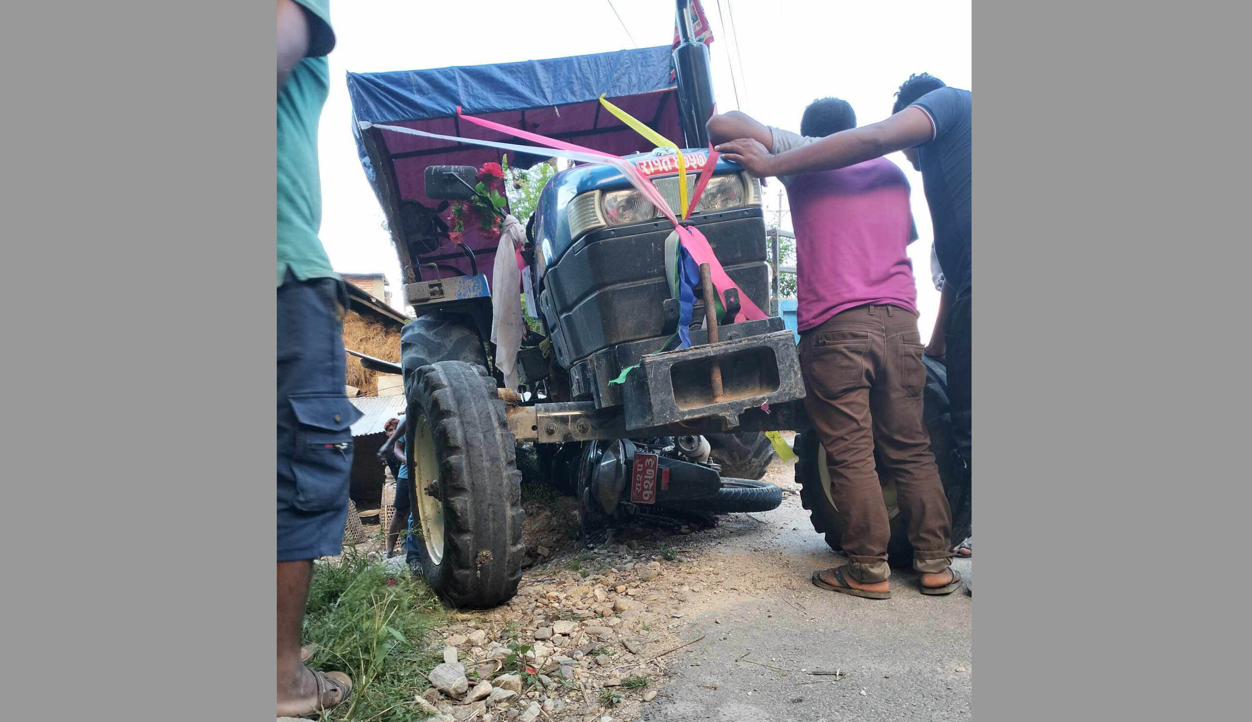 सल्यानमा ट्याक्टर  र मोटरसाईकल ठोकिदा ३ जना घाइते