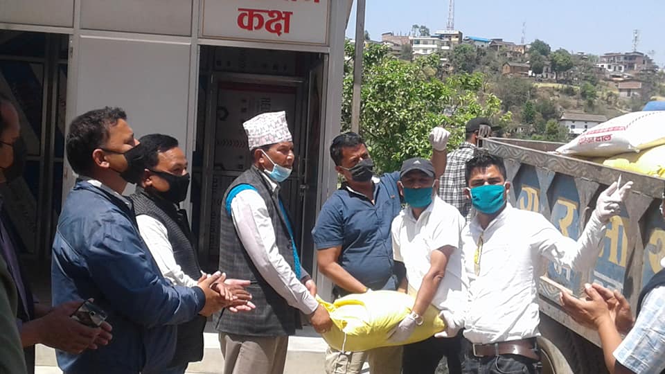 शारदा नगरपालिकाको कोरोना राहत काेषमा सहयोग जुट्दै 
