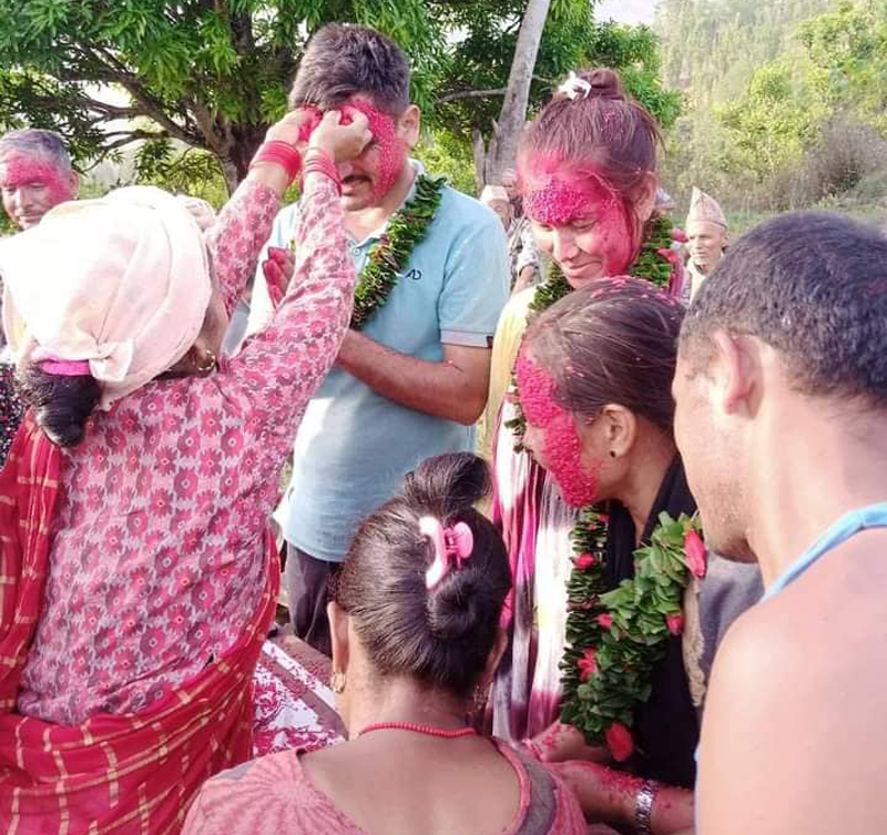 मतदातालाई धन्यवाद दिन दार्माका जनप्रतिनिधि टोलटोलमा 
