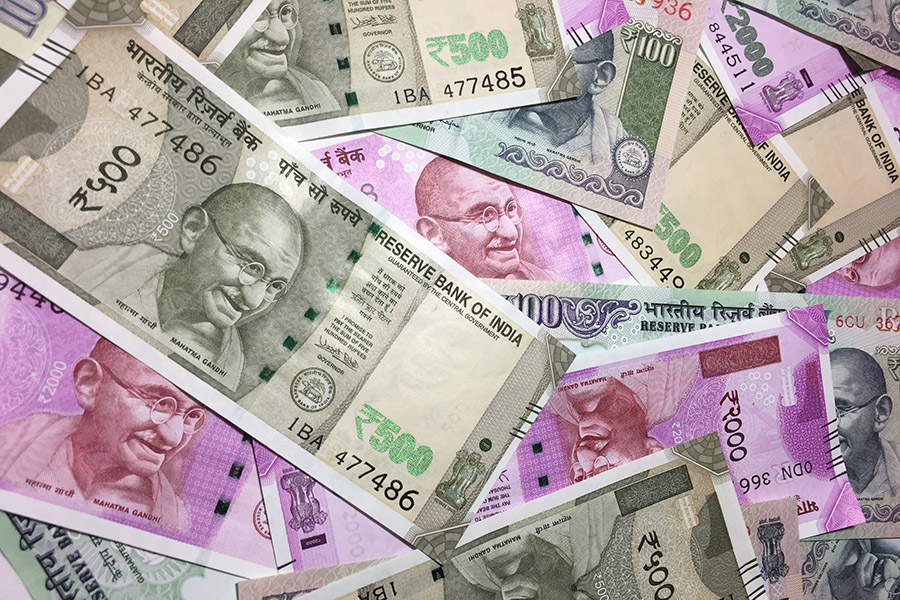 १० लाख भारुसहित दुई भारतीय पक्राउ 