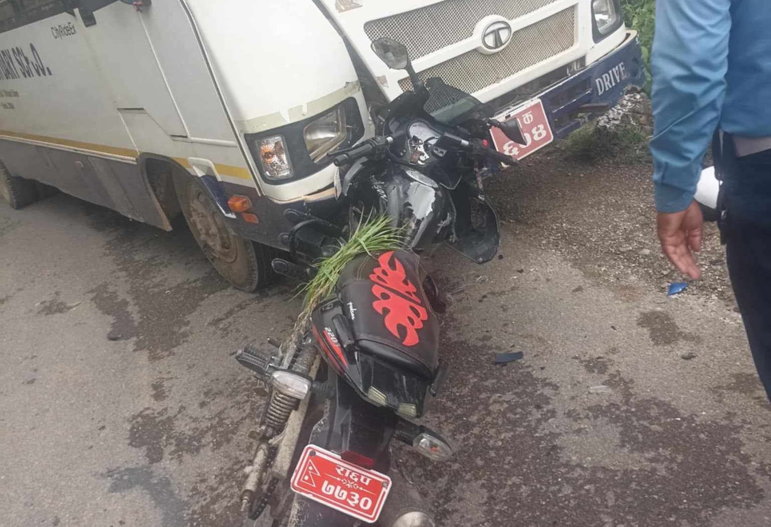 सल्यानमा स्कुल बस र मोटरसाइकल ठोकिदा दुई घाइते