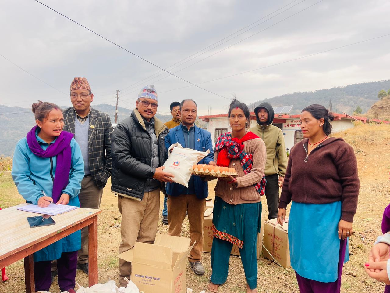 सल्यानको कपुरकोटका सुत्केरी आमाहरुलाई पोषण कोसेली झोला 