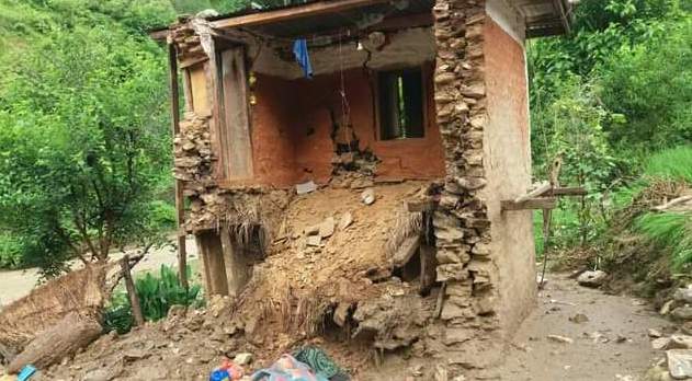बाढी पीडित बुढालाई  ६ न वडा अध्यक्षले गरे खाद्यान्न सहयोग 