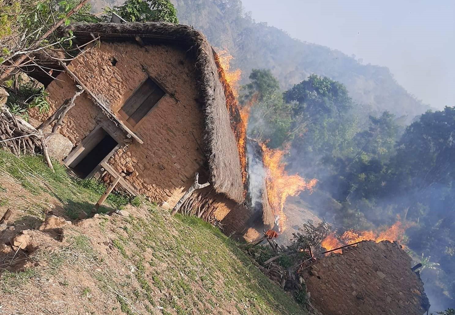 सल्यानको जङ्गलमा लागेको डढेलो बस्तीमा पस्दा दुई गोठ जलेर नष्ट