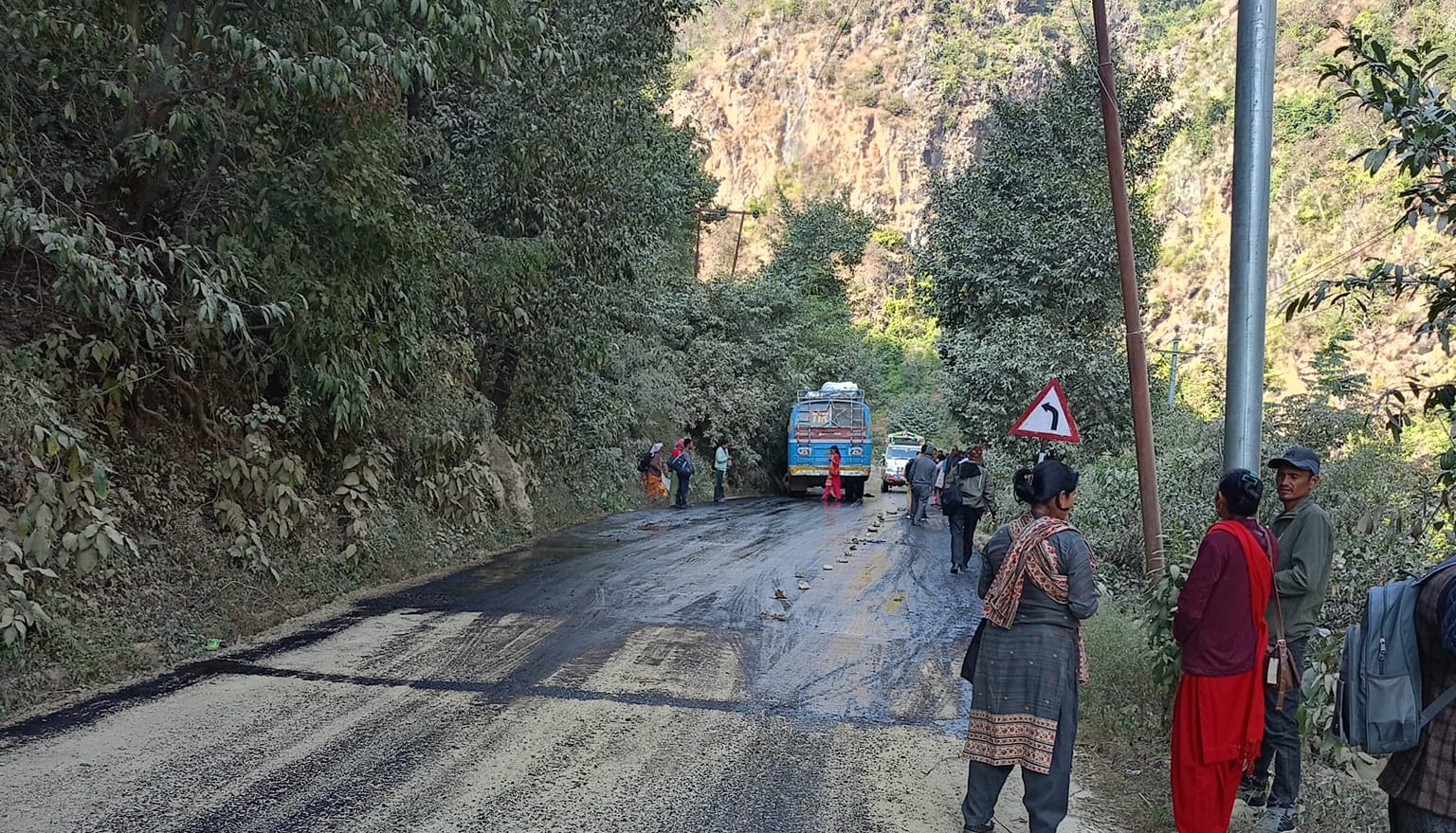 सल्यानमा बस दुर्घटना, ६ घाइते 