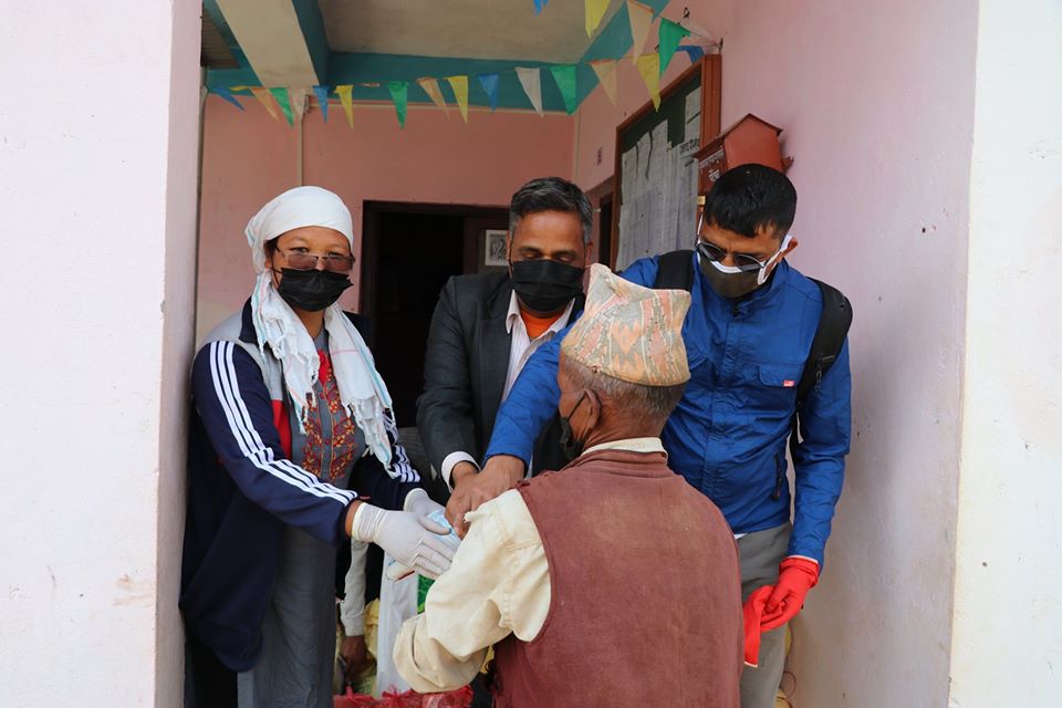 कुमाख गाउँपालिकाद्धारा राहत वितरण 