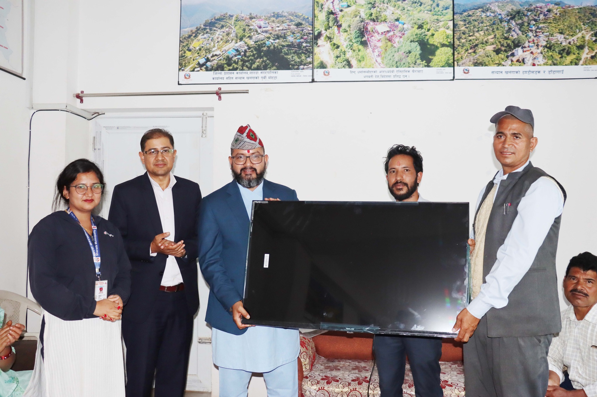 शारदा नरपालिकाका सामुदायिक विद्यालयहरुलाई स्मार्ट  टि.भि. वितरण