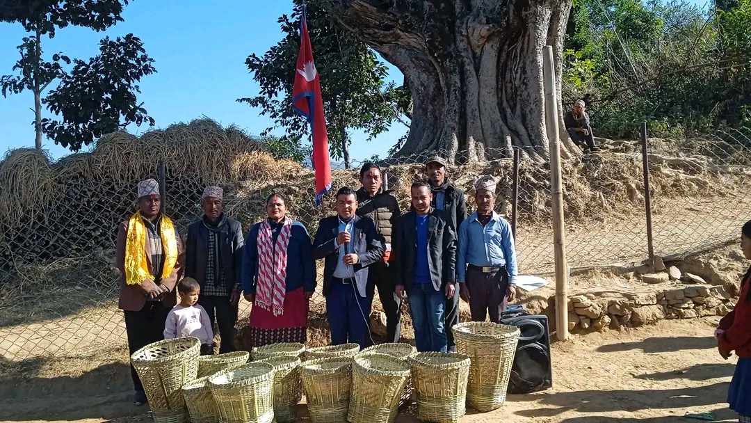 विद्यालयलाई निगालोको डालो हस्तान्तरण