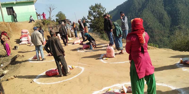 शारदा नगरपालिकामा आठ सय विपन्न र मजदुरलाई राहत वितरण 