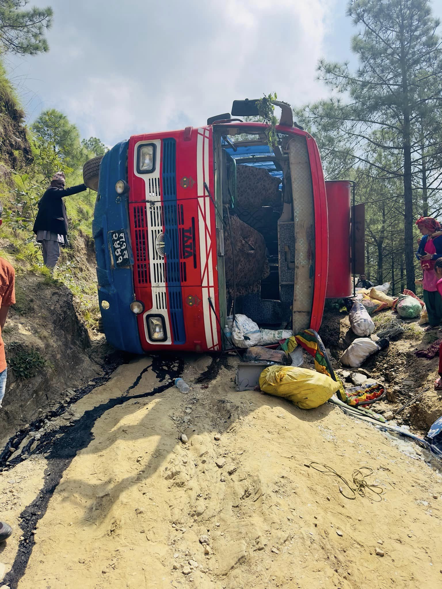 सल्यानमा बस दुर्घटनाः ६ जना घाइते 