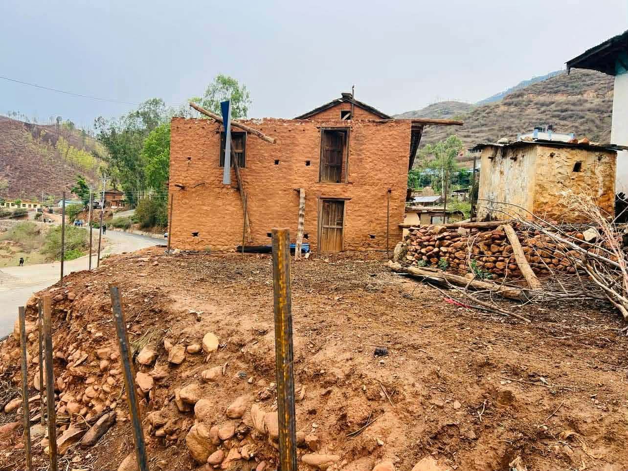 सल्यानमा हावाहुरीले दर्जन घर तथा सार्वजनिक संरचनामा क्षति 