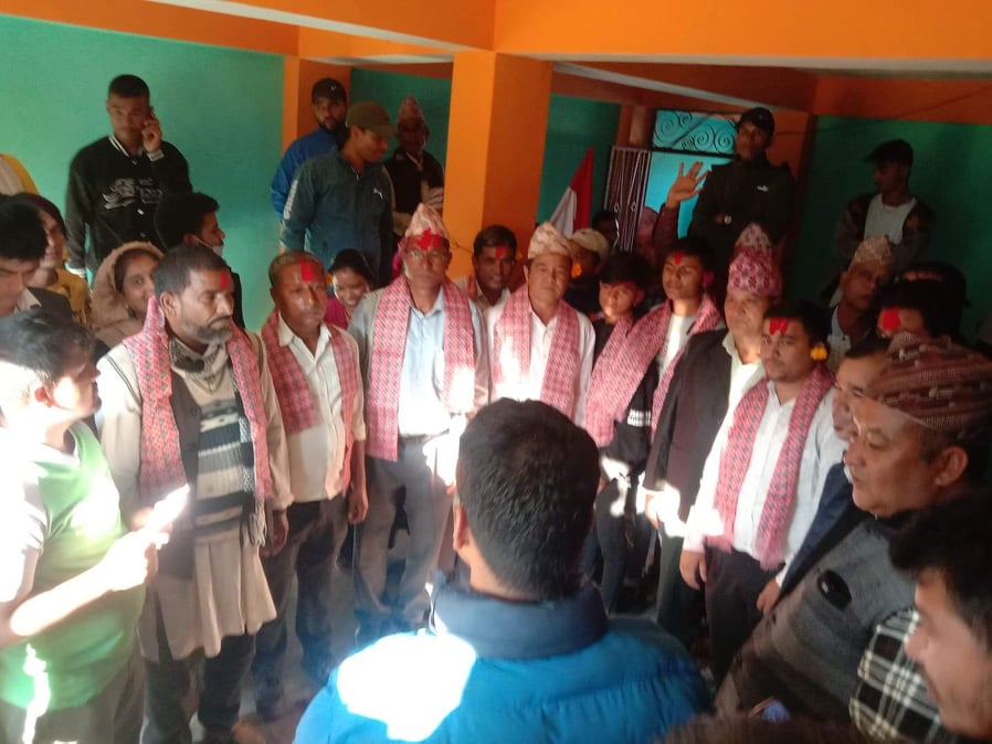एमाले, माओवादी त्यागी दर्जन बढीले गरे काँग्रेसमा प्रवेश 