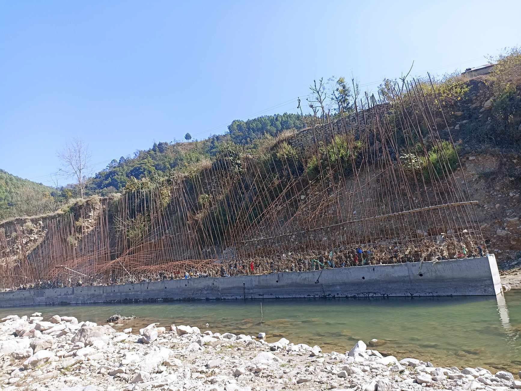 सल्यानमा निर्माणाधीन रिटेनिङ वाल अलपत्र छोडेर ठेकेदार बेपत्ता