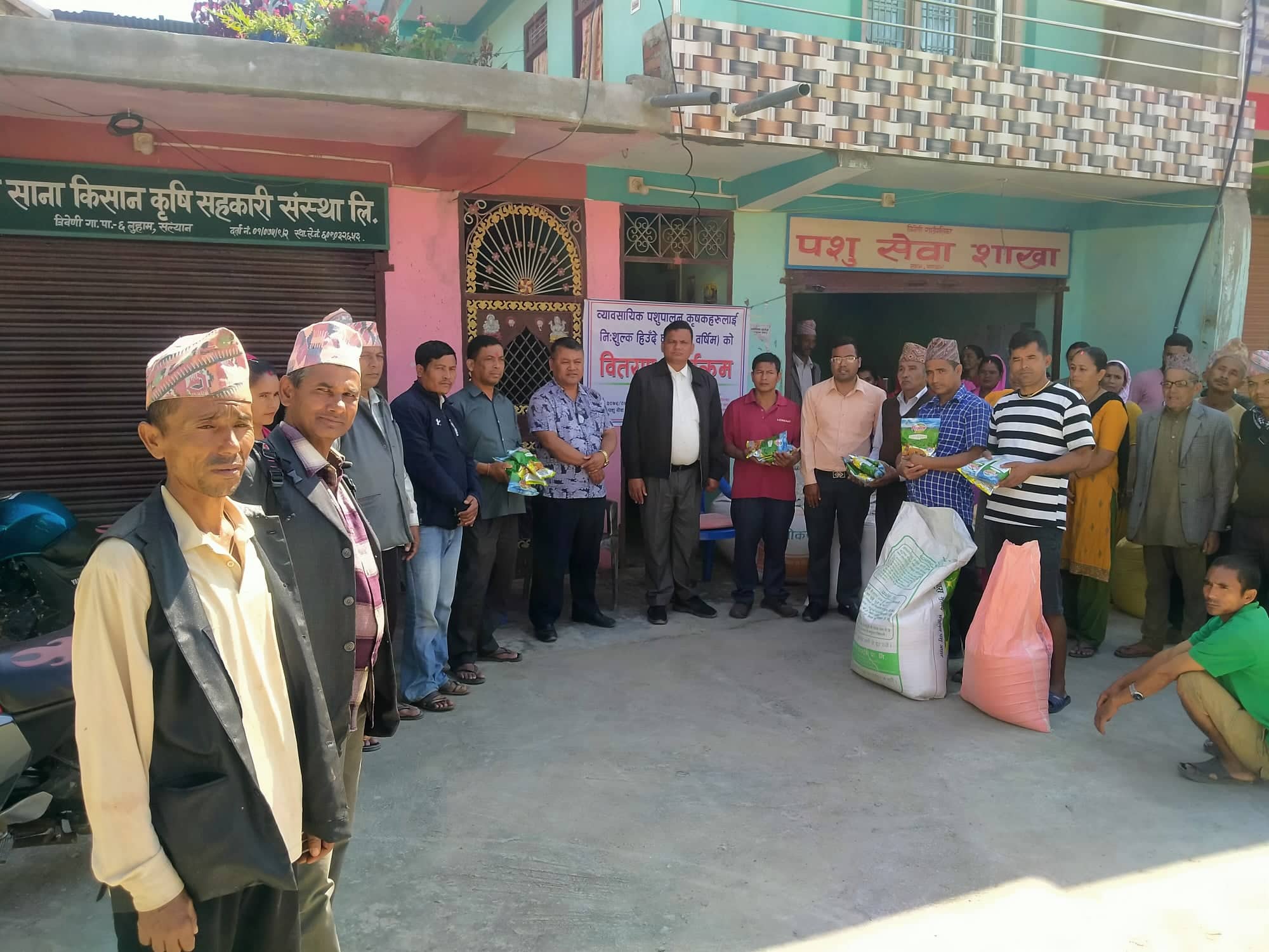 त्रिवेणी गाउँपालिकाद्वारा किसानलाई हिउँदे घाँस वितरण 