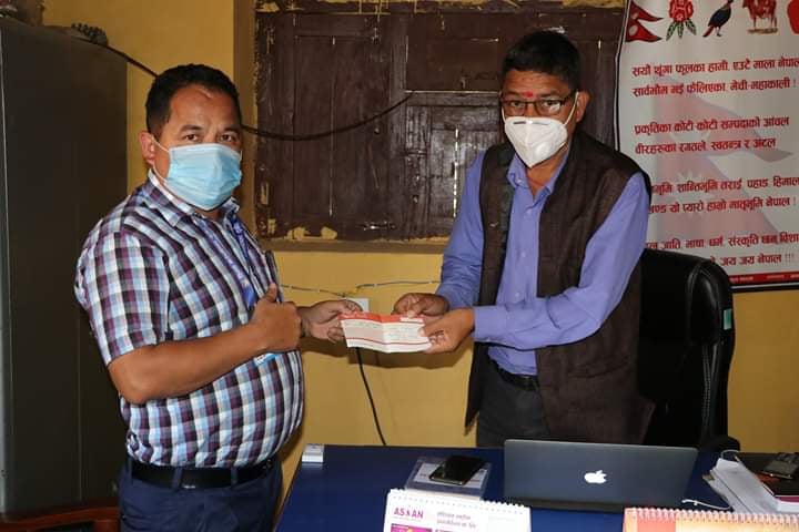सिम्तामा कार्यालय प्रमुख हमालद्धारा एक महिनाको तलब राहत कोषमा जम्मा