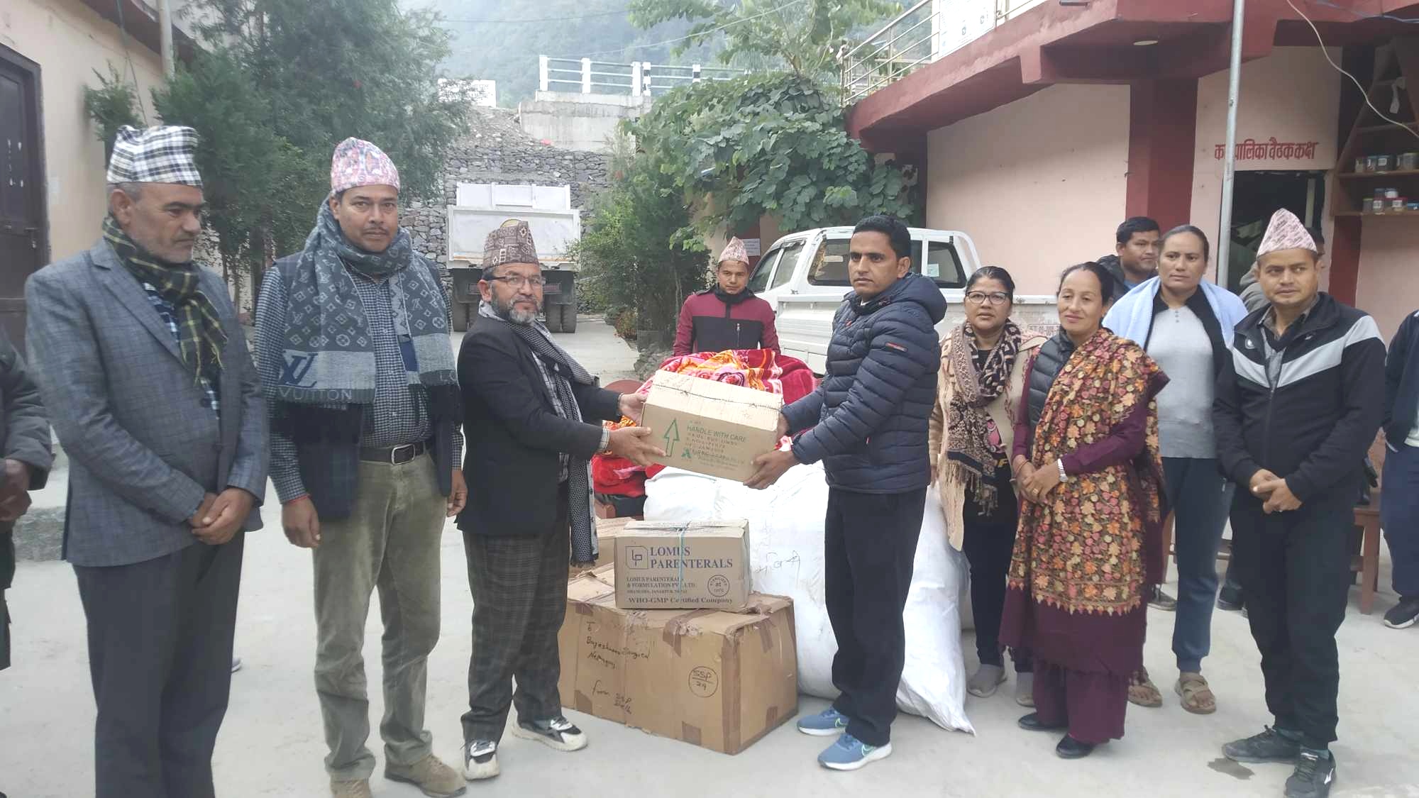 सल्यान  बनगाड नगरपालिकाद्वारा भूकम्प पीडितहरुलाई राहत सामाग्री सहयोग 