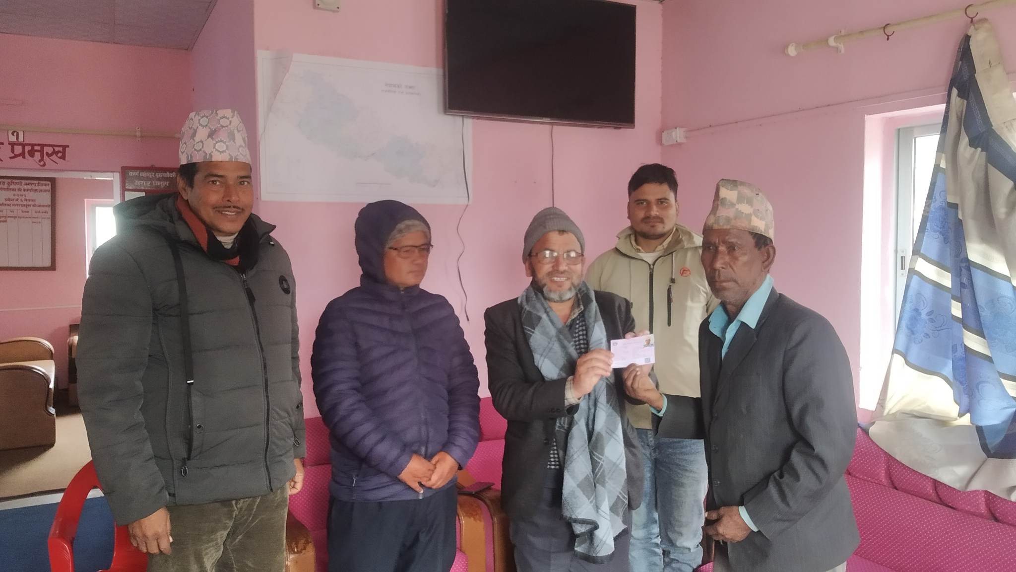 सल्यानमा गरिब परिचयपत्र वितरण सुरु 