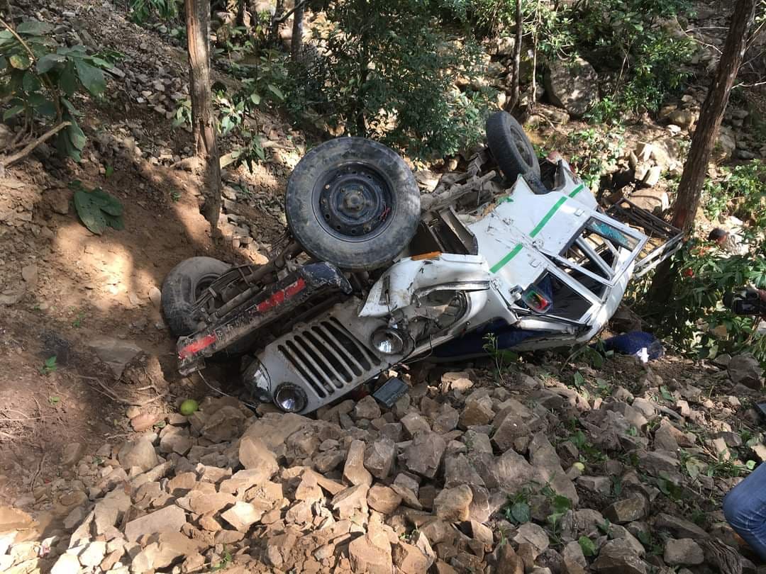 सल्यान र दाङको सिमाना एक्लेबरमा जिप दुर्घटना, एकको मृत्यु १९ घाइते 