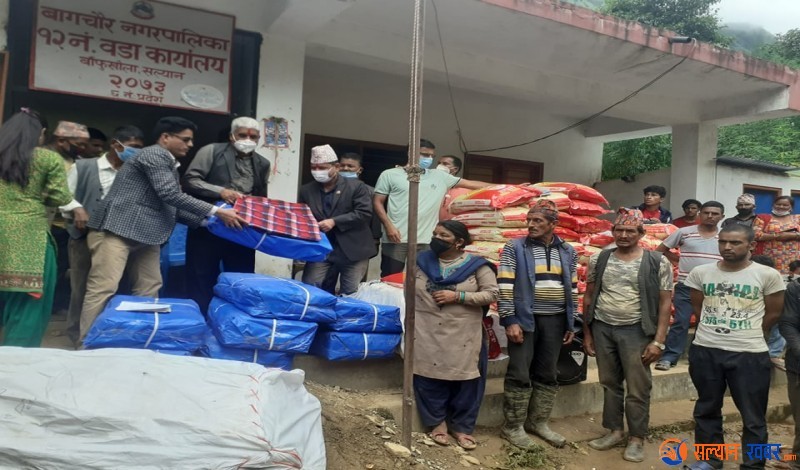 कर्णाली प्रदेशद्धारा बाफुखोला बाढीपहिरो पिडित परिवारलाई राहत वितरण