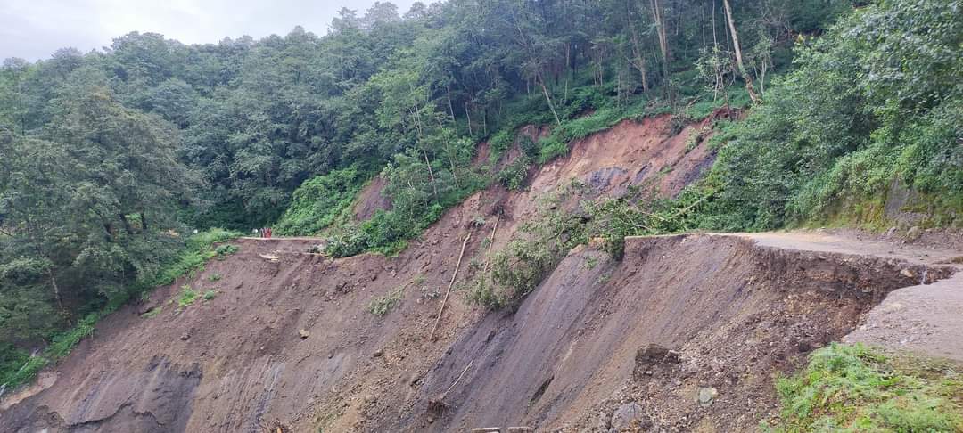 दशैं अघि मर्मत गरिएका सल्यानका अधिकांस सडक पुनः अवरुद्ध 