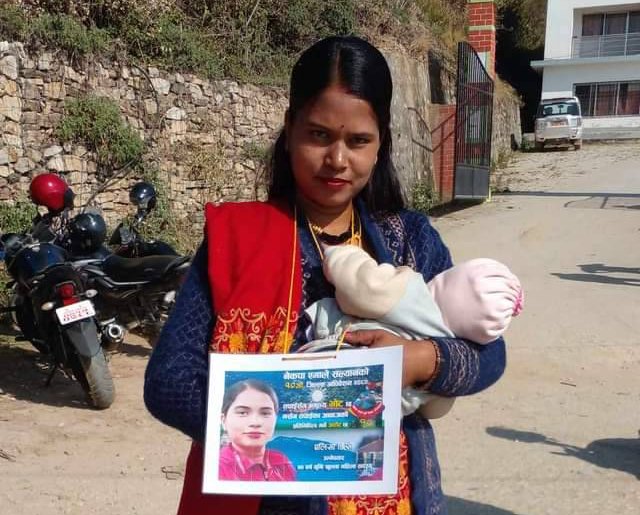 एमाले सल्यान अधिवशेनः ३ महिने बच्चा काखमा च्यापेर भोट माग्दै एलिसा 