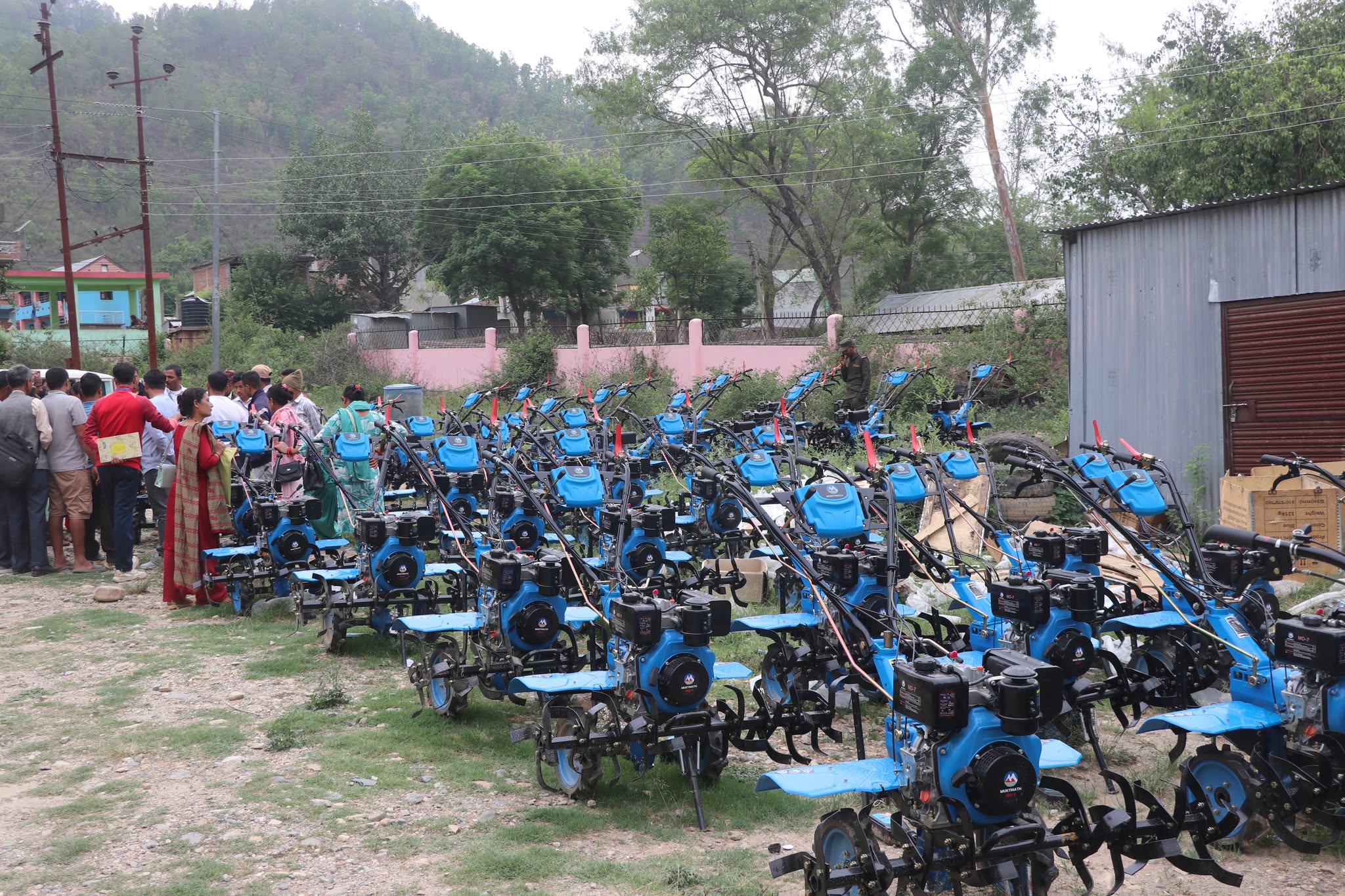 श्रम लागत घटाउन छत्रेश्वरीका किसानलाई मेसिन वितरण