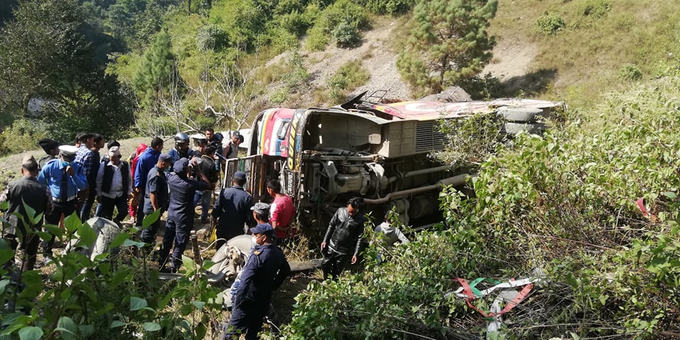 सल्यान बस दुर्घटना  : १२ मृत्यु   १०  जनाको सनाखत