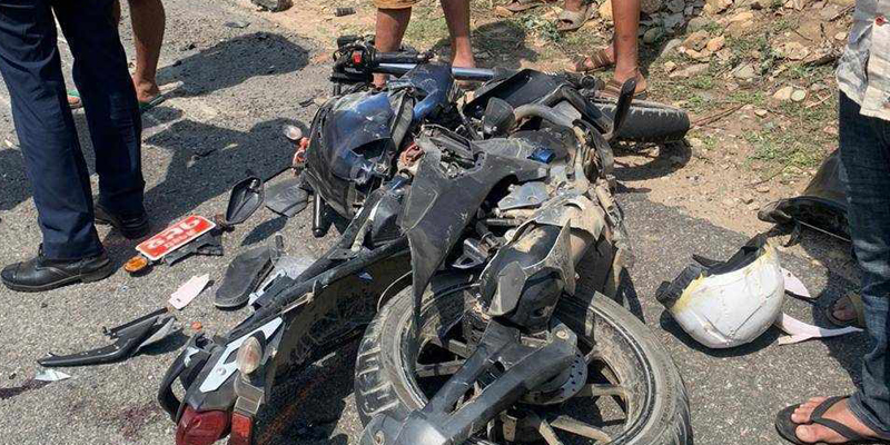 सल्यानमा मोटरसाइकल र ट्रक ठोकिदा एक घाइते 