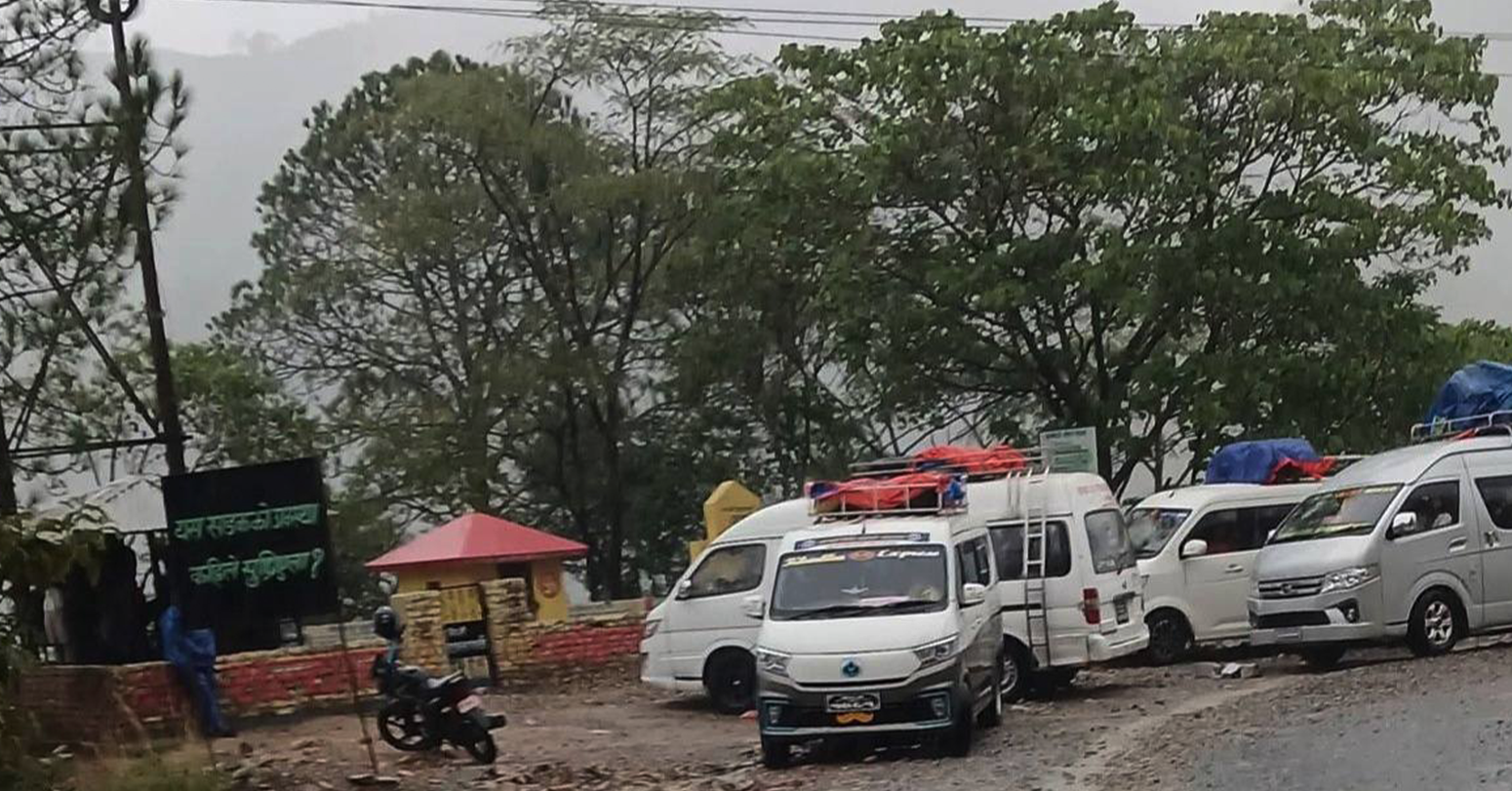 ठाउँठाउँमा पहिरो जाँदा राप्ती राजमार्ग अवरुद्ध