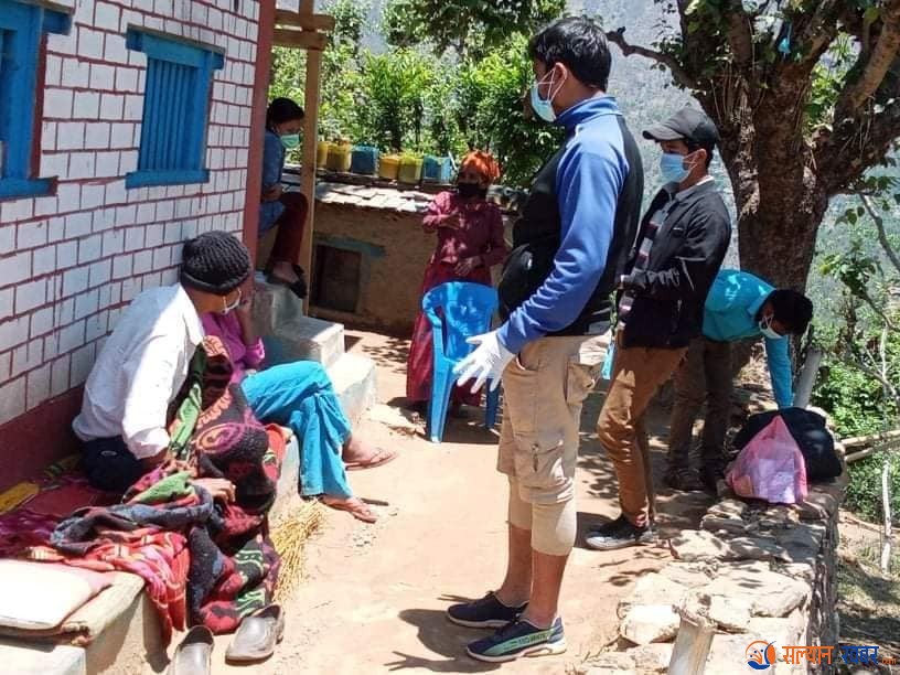 घरदैलोमा पुगी नागरिकको स्वास्थ्य अवस्था बुझ्दै दार्माका जनप्रतिनिधि