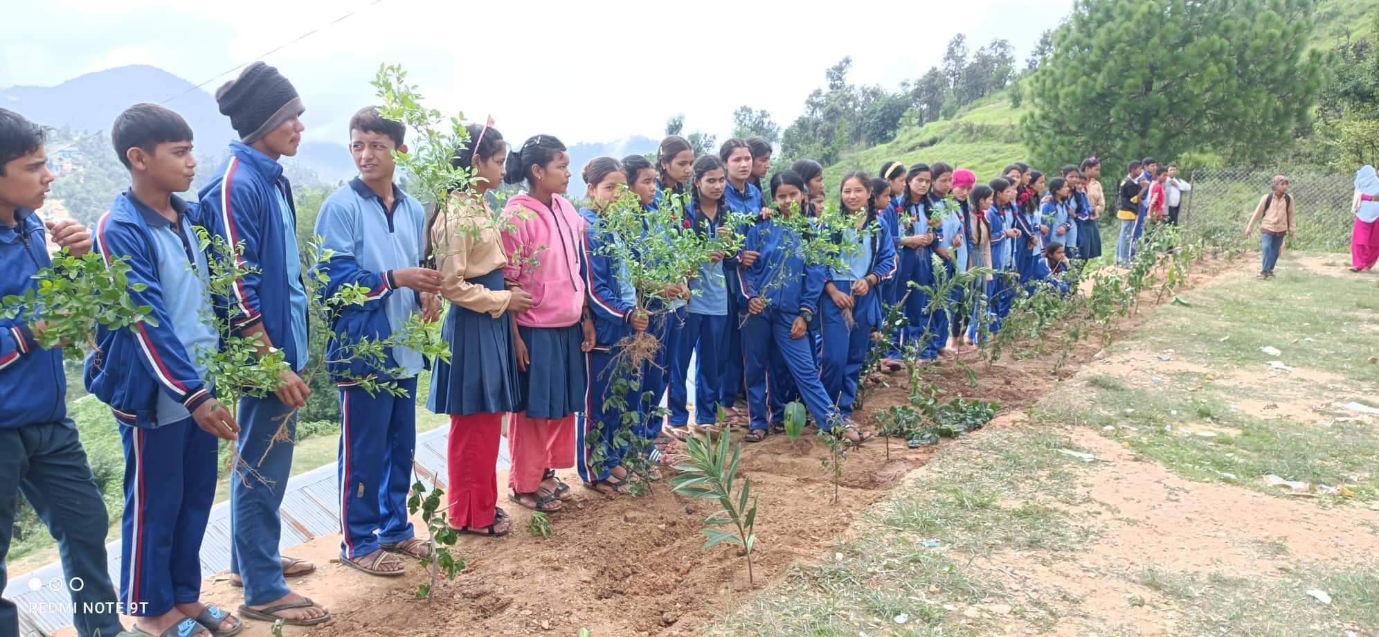 बनगाड कुपिण्डे ९ का ४ वटै बिधालयमा वृक्षरोपण गरियो