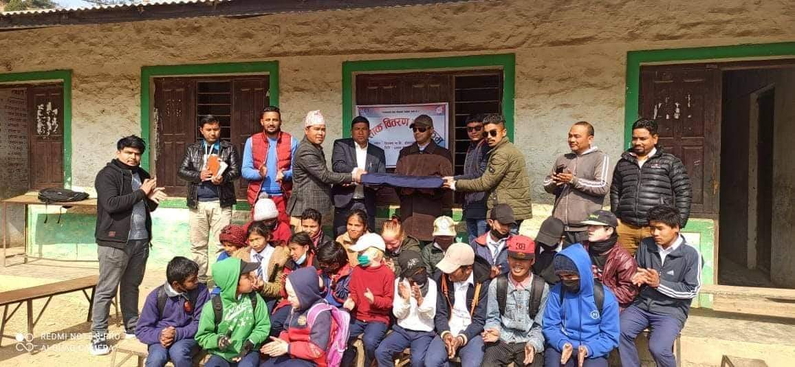 दृष्टिबिहिन बालबालिकालाई पोशाक वितरण