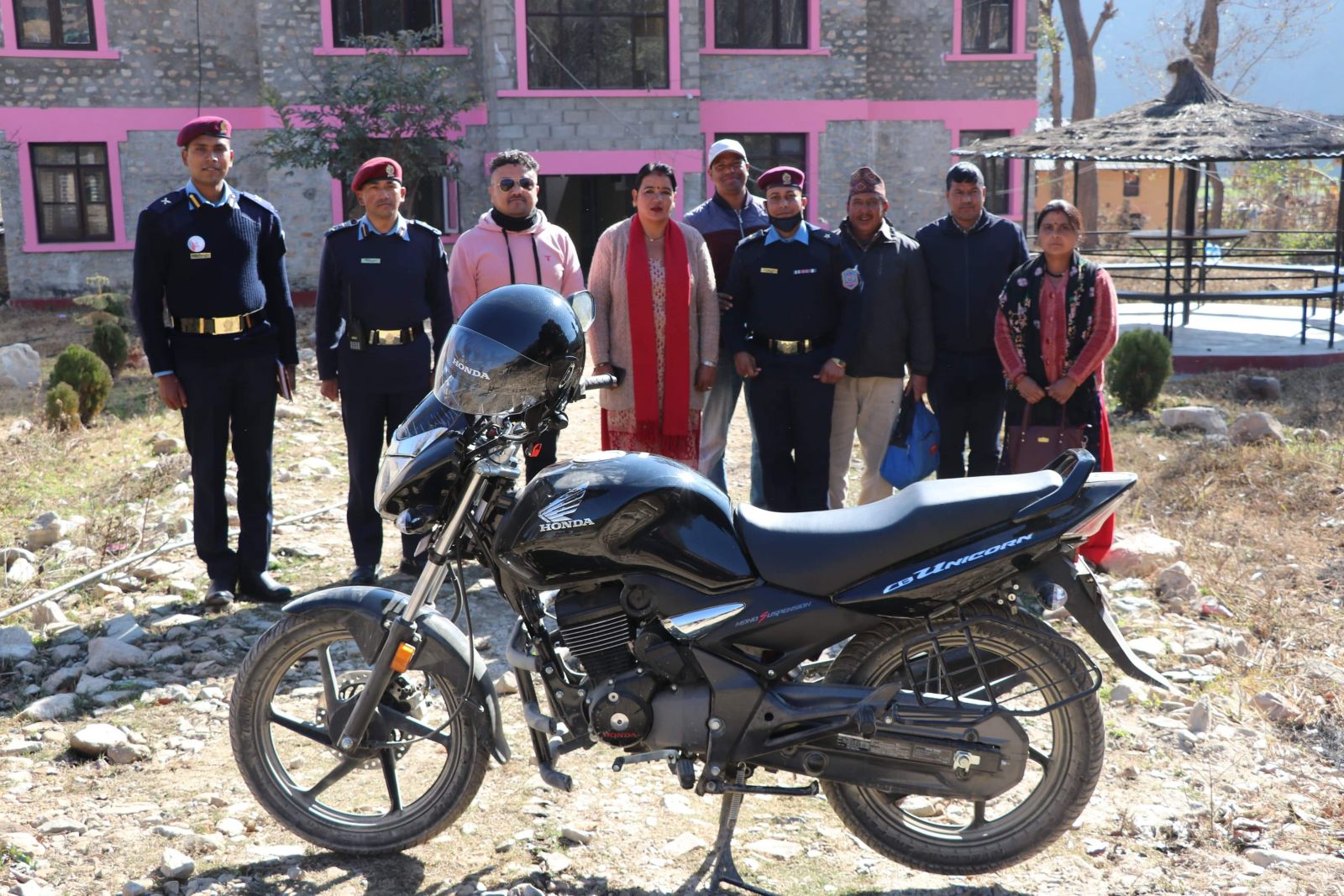 छत्रेश्वरी गाउँपालिकाले दियो प्रहरीलाई मोटरसाइकल