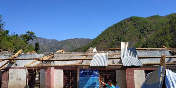 हावाहुरीले विद्यालय र स्वास्थ्य चौकिको छाना उडायो