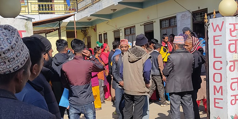 इलाका प्रशासन कार्यालय थारमारेमा नागरिकता बनाउन दुई दिन कुर्नु पर्ने बाध्यता 