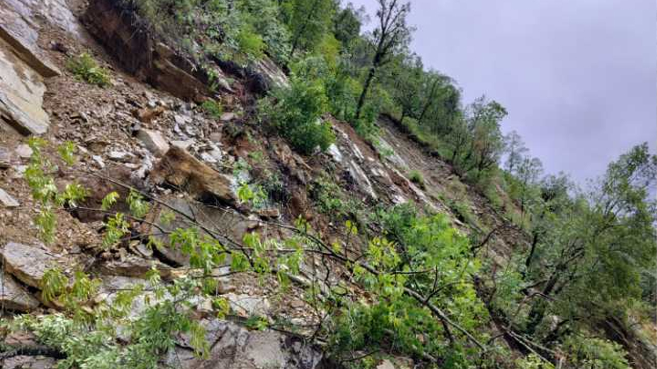 सल्यानका विभिन्न स्थानमा पहिरो जाँदा दुई राजमार्ग अवरुद्ध