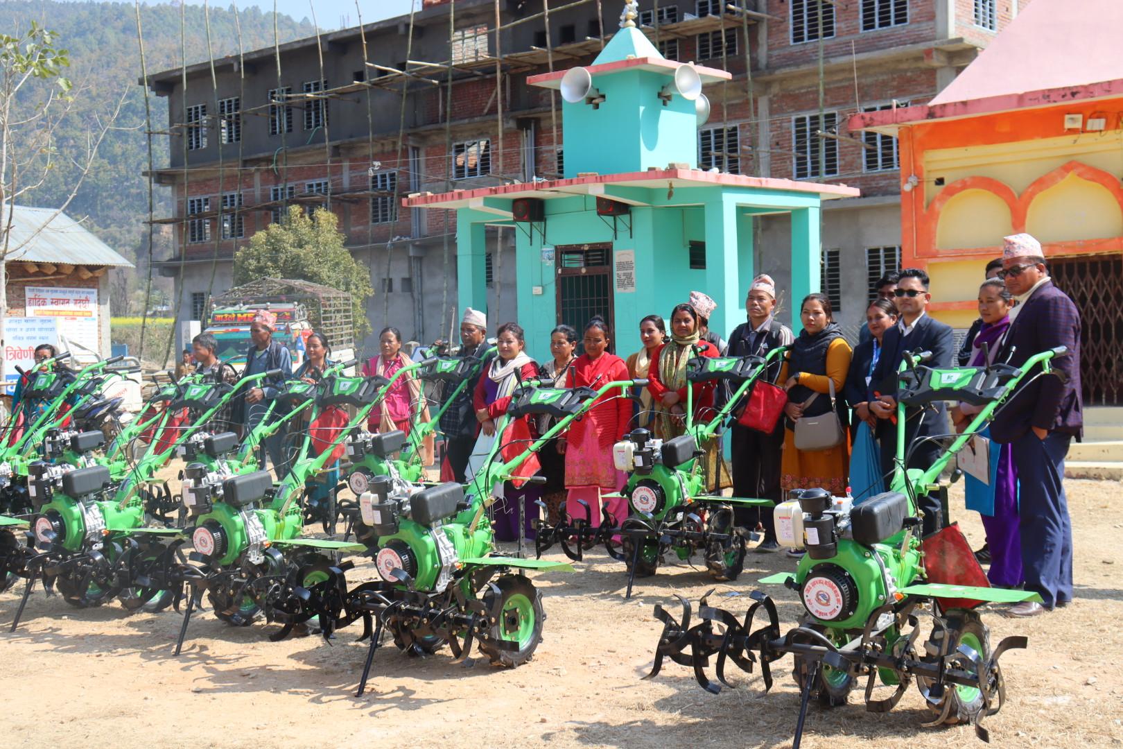 सल्यानको त्रिवेणी गाउँपालिकामा किसानलाई कृषि औजार वितरण