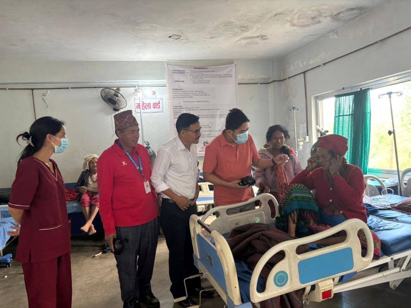 बुवाको पुन्य तिथिमा सल्यान अस्पतालका बिरामीलाई फलफूल र विद्यालयमा शैक्षिक सामाग्री वितरण 