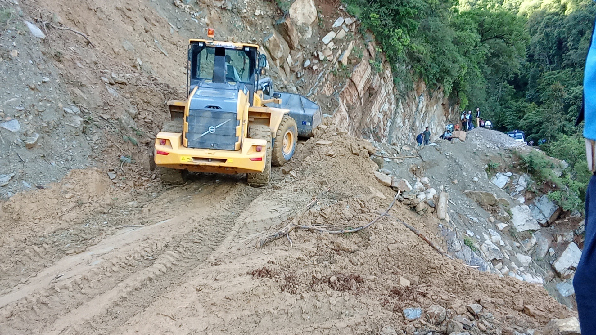 १२ घण्टा पछि अवरुद्ध राप्ती राजमार्ग सुचारु 
