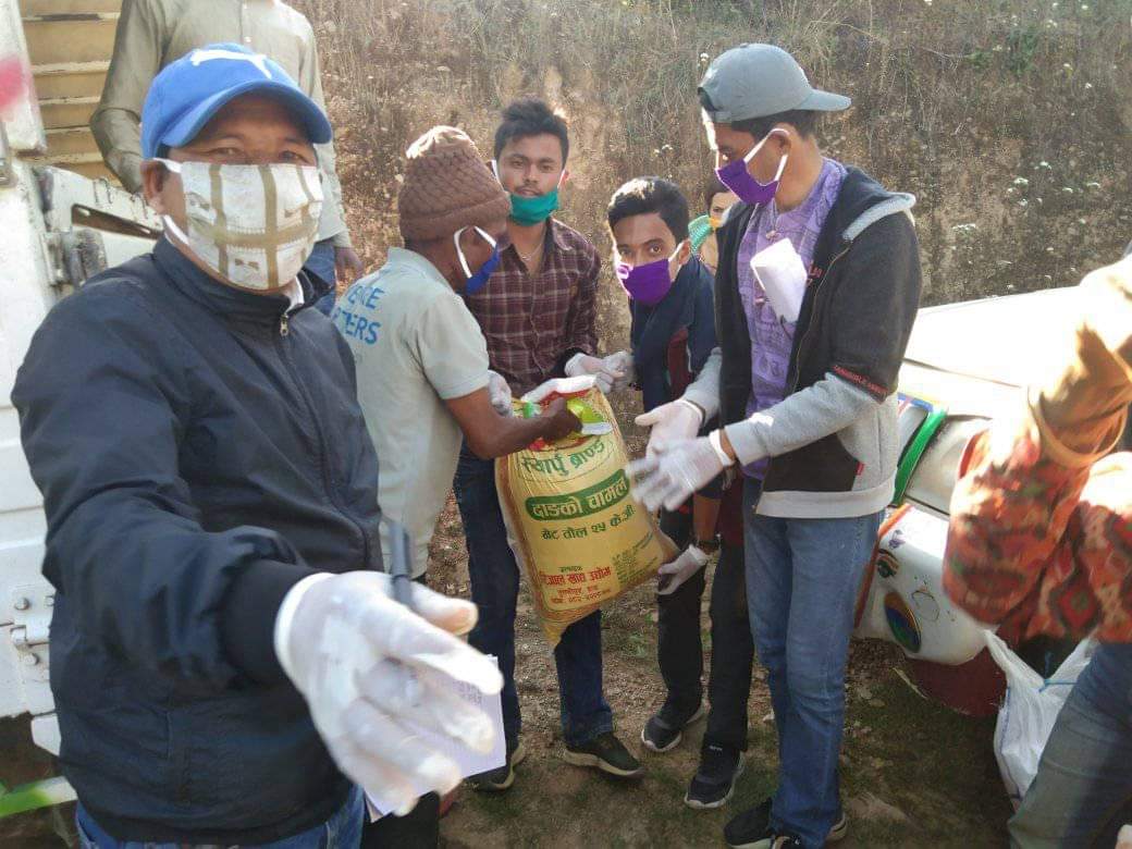 सल्यानका एक युवाले वितरण गरे व्यक्तिगत लगानीमा १ सय ६५ घरलाई खाद्यन्न 