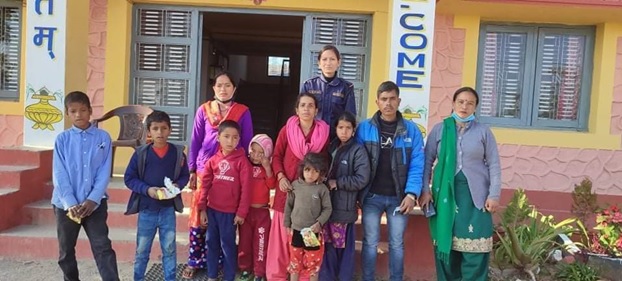 सल्यानबाट इट्टा भट्टामा जाँदै गरेका छ बालबालिकालाई अभिभावकको जिम्मा लगाइयो