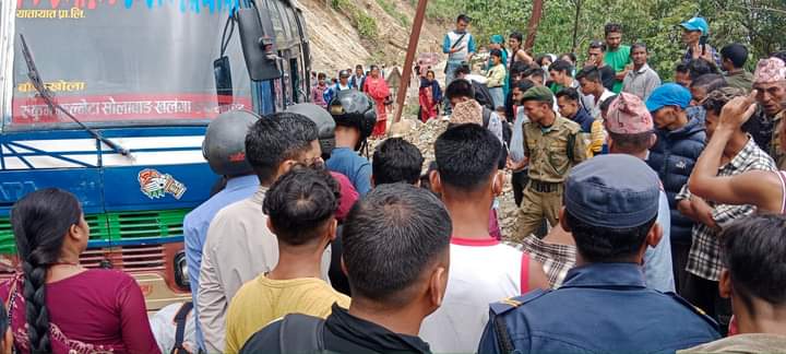 सल्यानमा चलिरहेको बसमा करेन्ट लाग्दा २ जनाको मृत्यु