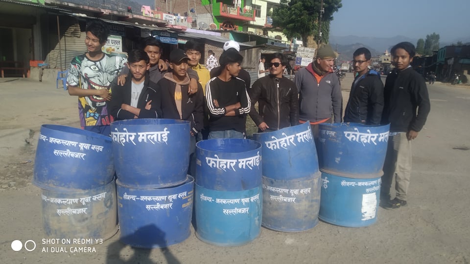 युवा क्लबद्धारा सल्लीबजारमा डस्टविन वितरण 