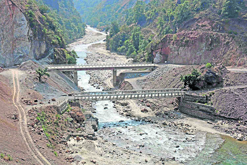 एउटै घाटमा तीनवटा पुल