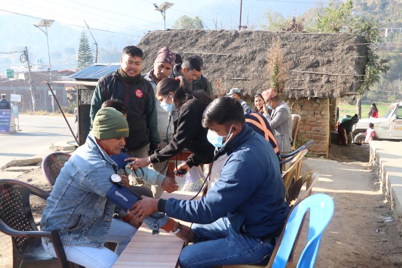  सल्यानमा सडकमै सवारी चालकको स्वास्थ्य परीक्षण